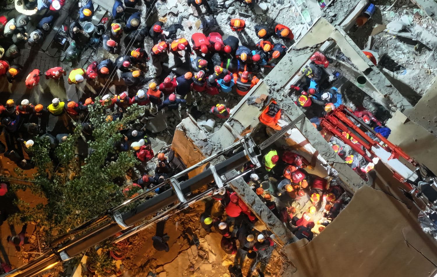Kocaeli'nin Gebze ilçesinde çöken 7 katlı binanın enkazında kalan anne ve babanın cansız bedenlerine ulaşıldı. / AA