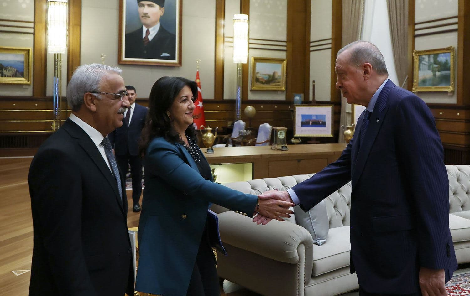 Turkish President Recep Tayyip Erdogan shaking hands with Pervin Buldan, a key mediator of peace talks between the PKK and Ankara, on Thursday, October 30, 2025. Photo: Turkish Presidency