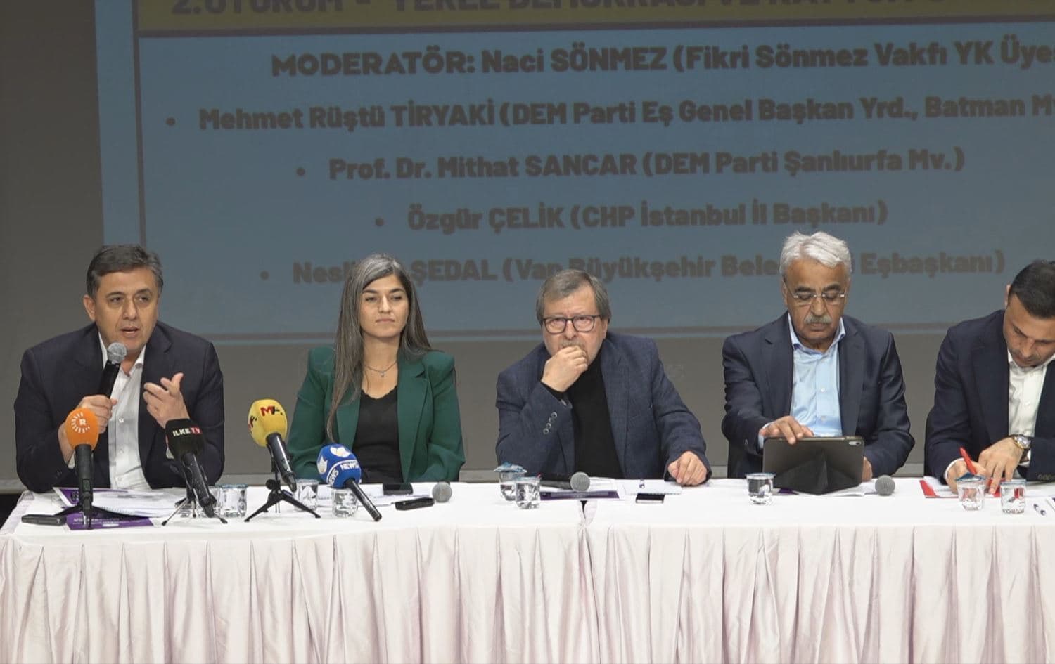 DEM Parti, İstanbul Bakırköy’de bulunan Cem Karaca Kültür Merkezi’nde “Yerel Demokrasi Konferansı” düzenledi.
