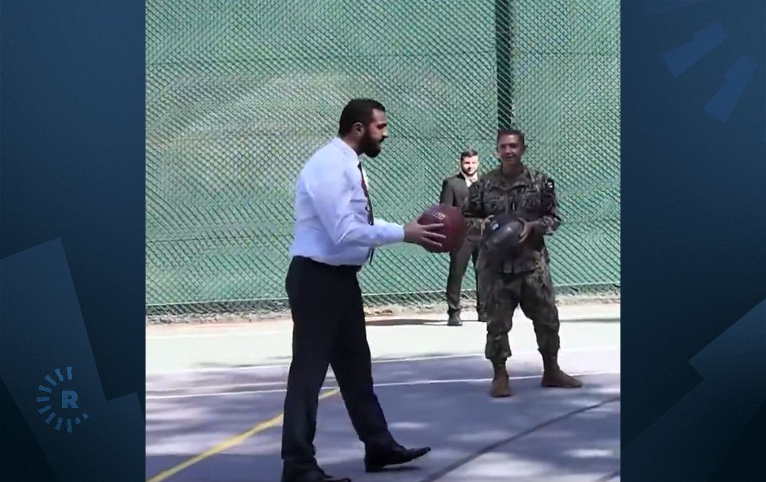 ئەحمەد شەرع، سەرۆککۆماری سووریا لەکاتی یاریی باسکەدا لەگەڵ بەرپرسانی ئەمریکی