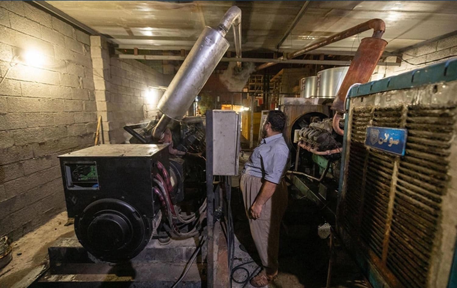 A generator operator maintaining a neighbourhood generator in Erbil on August 10, 2020. Photo: Bilind T. Abdullah/Rudaw