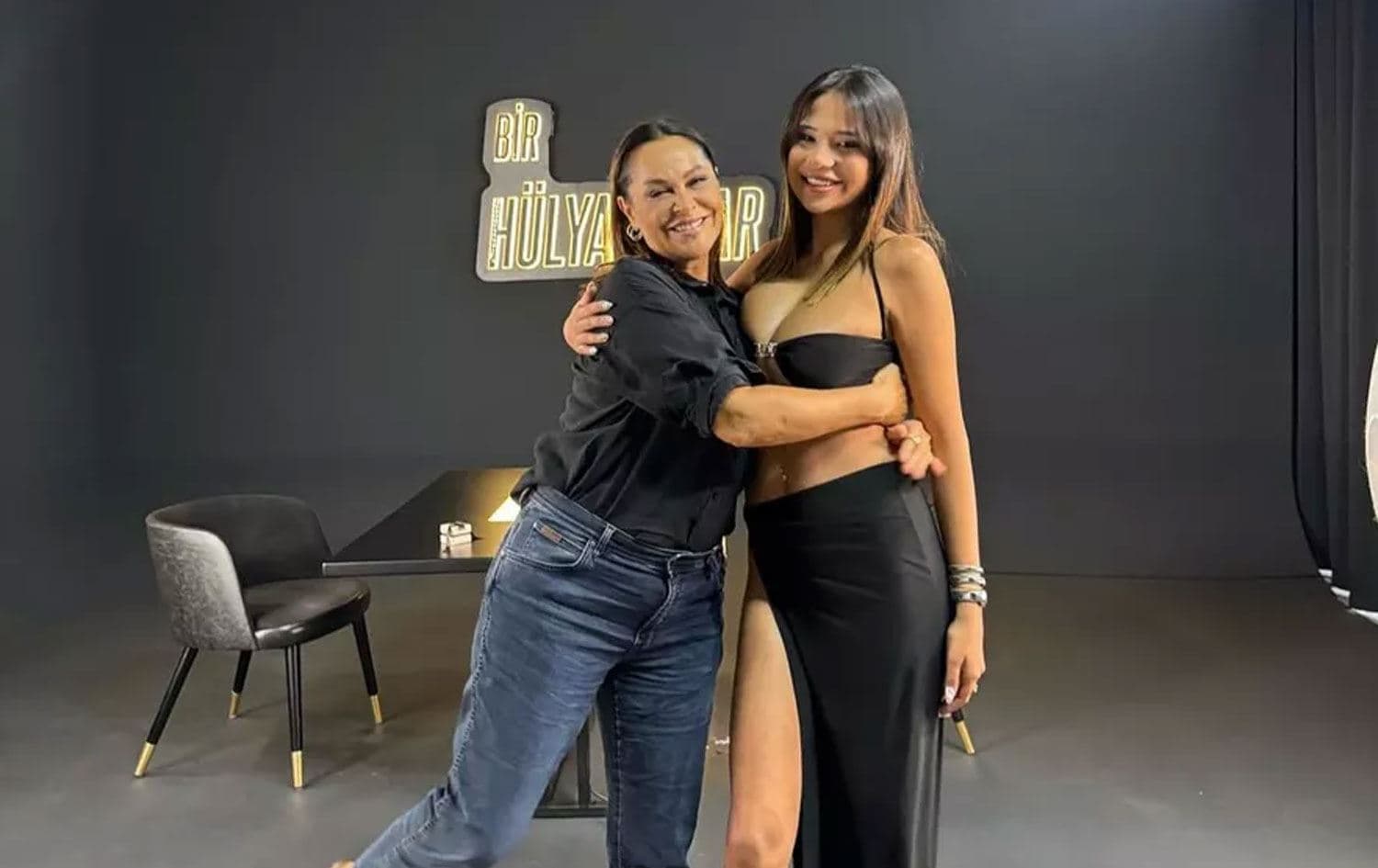 Hülya Avşar ve Merve Taşkın