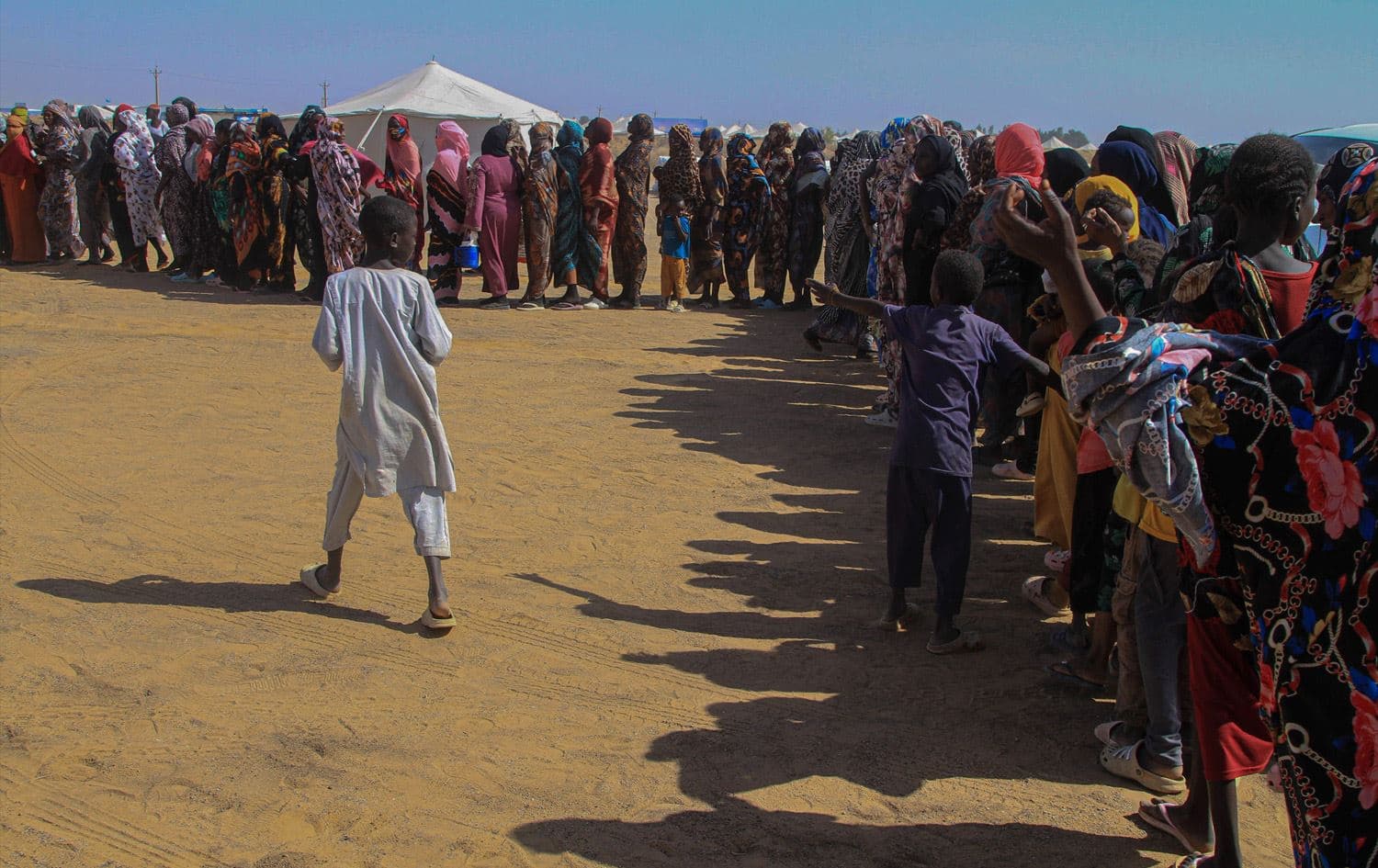 لە سوودان خەڵک بۆ خواردن نۆرەیان گرتووە. وێنە: AFP