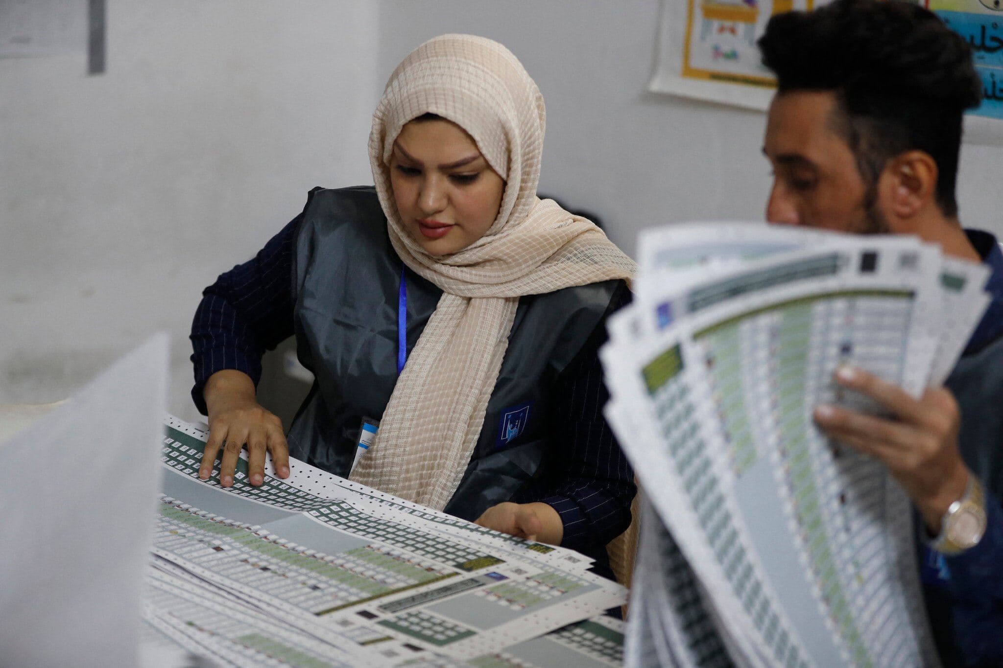 Iraqi polling staff count ballots after the closing of polls in eastern Baghdad's al-Muhandiseen district on November 11, 2025. Phpoto AFP