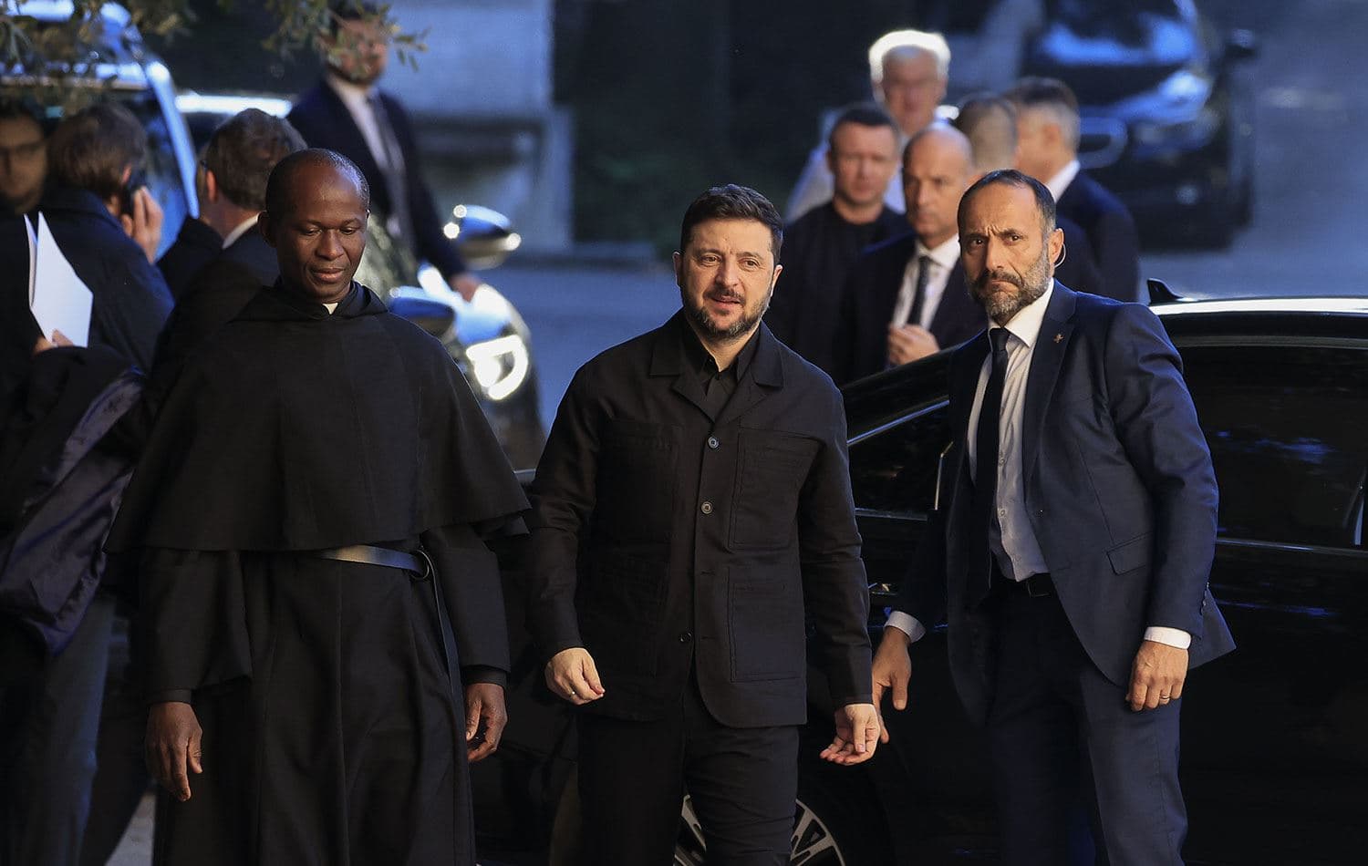 Ukrayna Devlet Başkanı Volodimir Zelenski (ortada), Papa 14. Leo ile görüşmek için dün Roma yakınlarındaki Castel Gandolfo'da gitti. / AA