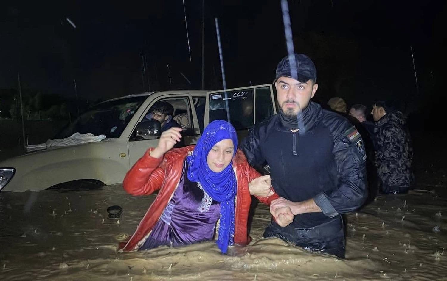 تیمێک لە سنووری ئیدارەی گەرمیان ژنێک لە لافاوێک رزگار دەکەن. وێنە: پەیجی ئیدارەی گەرمیان