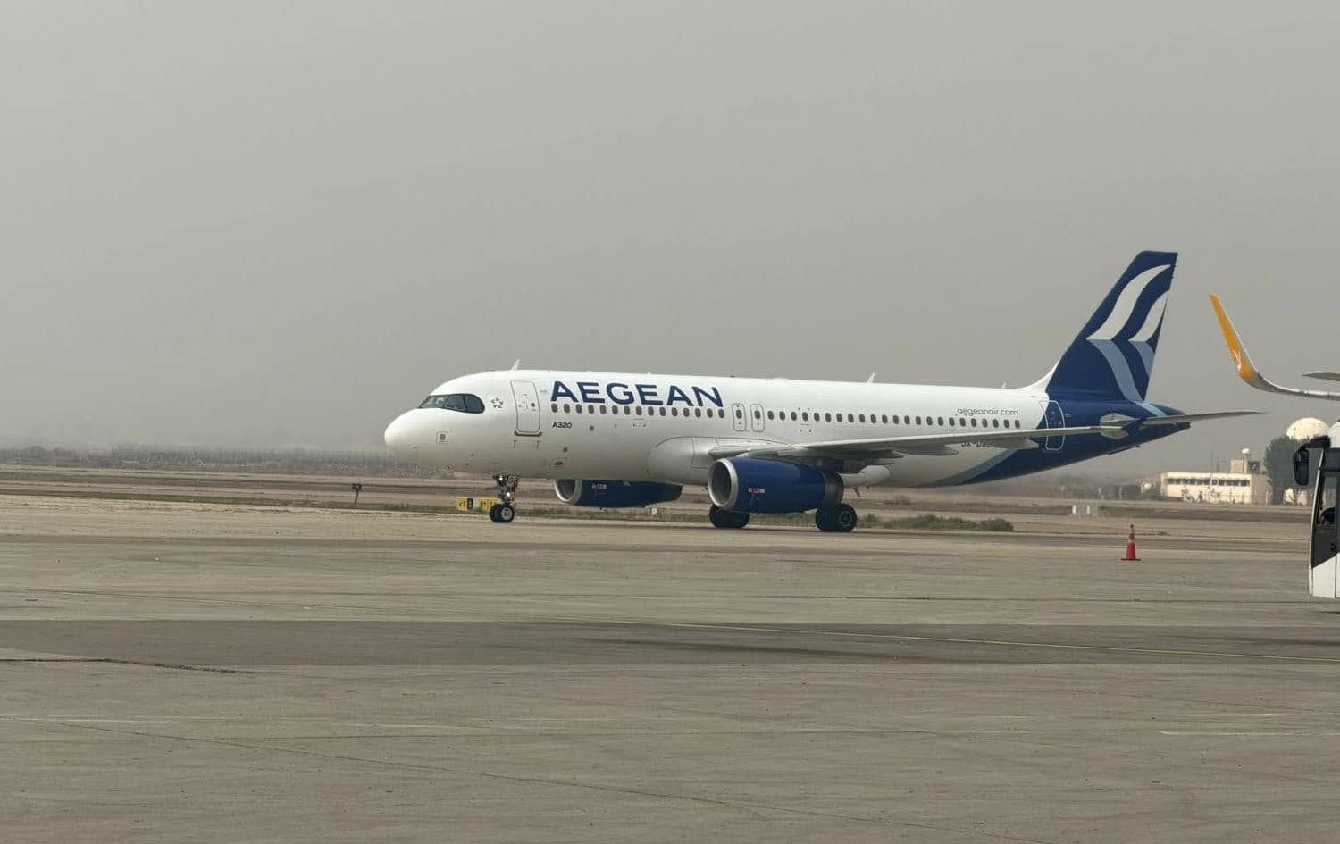 فڕۆکەیەکی هێڵی گواستنەوەی نیشتمانیی یۆنان (Aegean Airlines) لە فڕۆکەخانەی بەغدا
