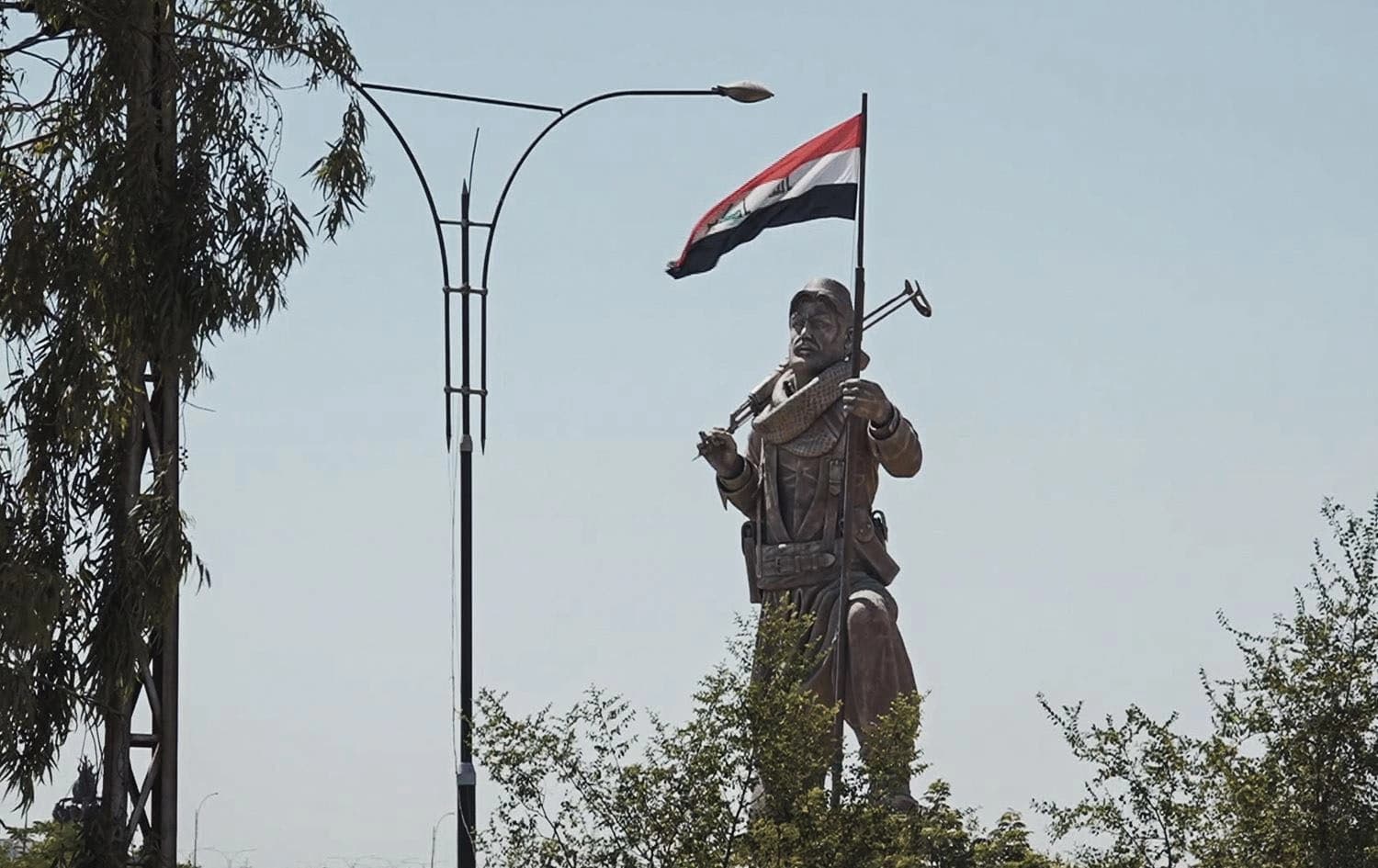 The Peshmerga statue in Kirkuk, which used to hold the flag of Kurdistan, but has been replaced with the Iraqi flag since October 16, 2017. Photo: Rudaw/screengrab
