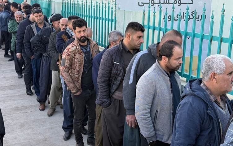 Flood-affected residents of Chamchamal line up to receive compensation from the Chamchamal Relief and Reconstruction Commission. Photo: Rudaw/screengrab