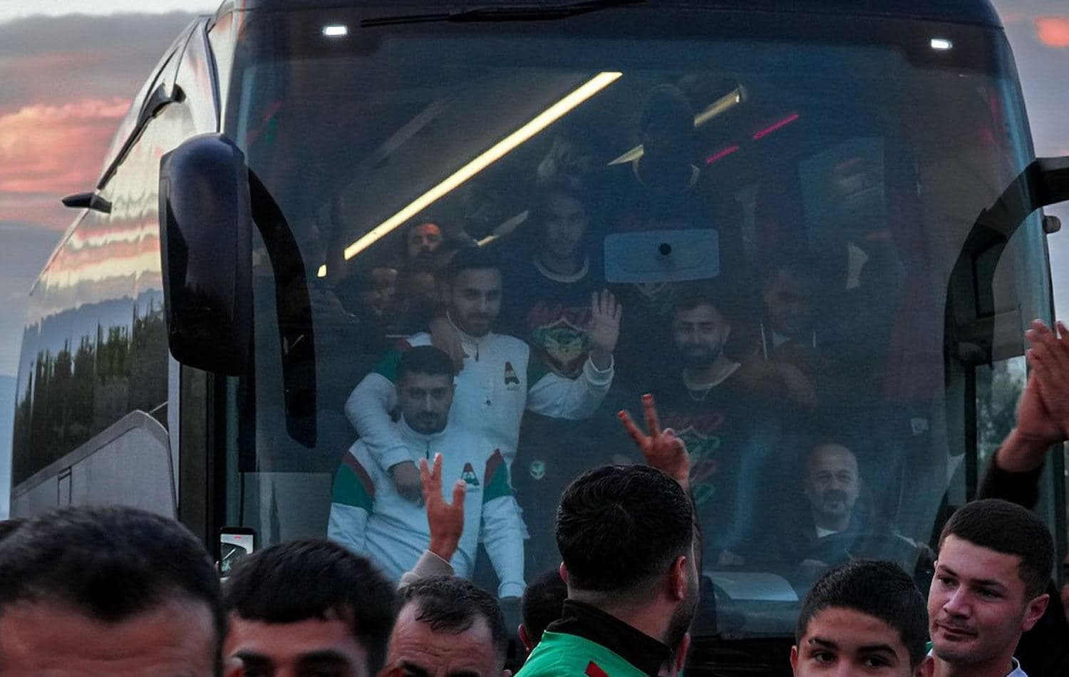 Amedspor otobüsünü karşılayan taraftarlar. / Foto: @amedskofficial