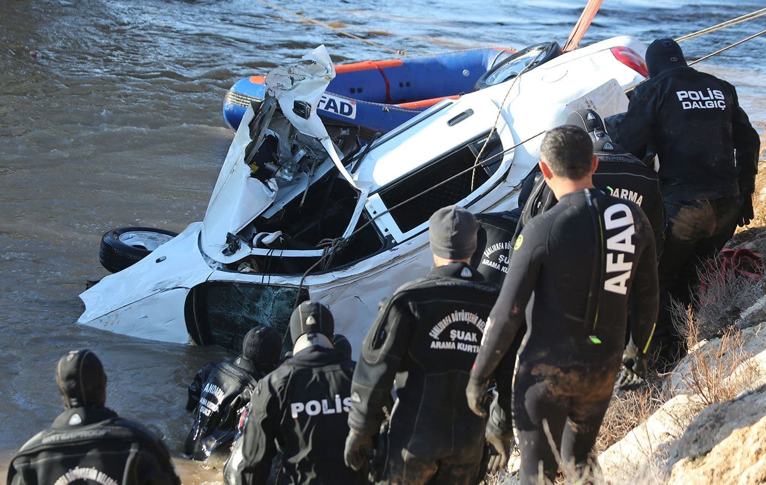 Sulama kanalına düşen otomobildeki 4 kişiden 3 çocuğun cansız bedenine ulaşıldı. / AA