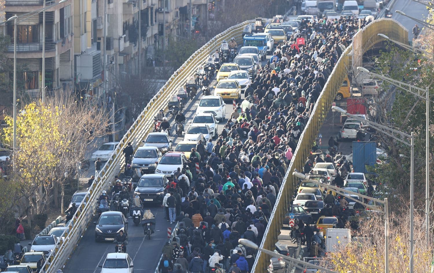 İran ve Rojhilat’ta devam eden halk protestoları onuncu gününe girerken, bölgedeki siyasi partiler 8 Ocak Perşembe günü için genel grev ilan etti