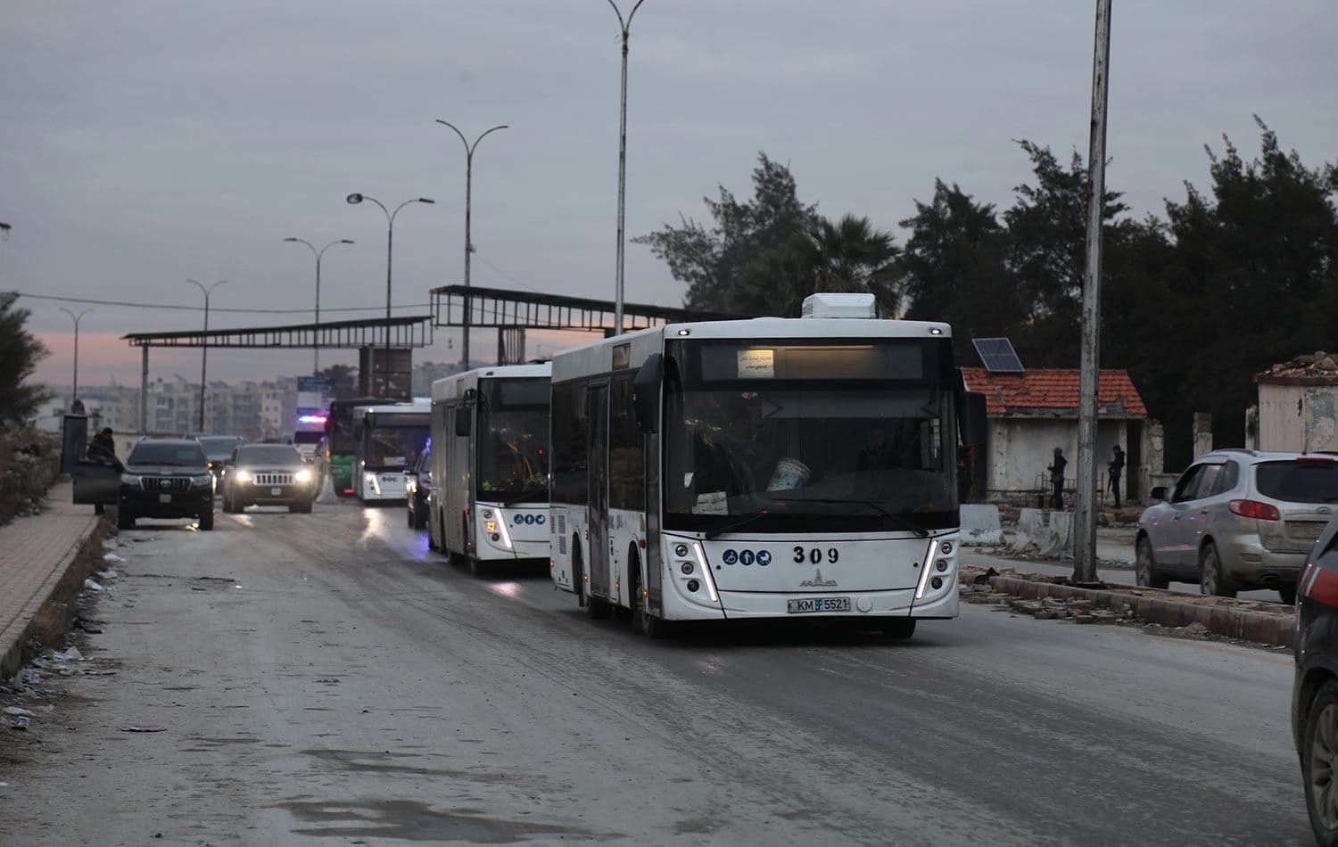 4 otobüsten oluşan konvoy, Şeyh Maksud Mahallesi'nden ayrılarak Tabka’ya gitti. / Foto: AA