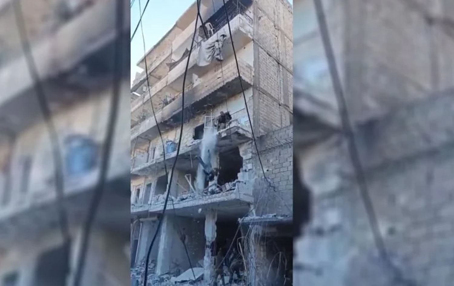 Dema çekdar cenaze diavêjin xwarê / Wêne: Medyaya civakî