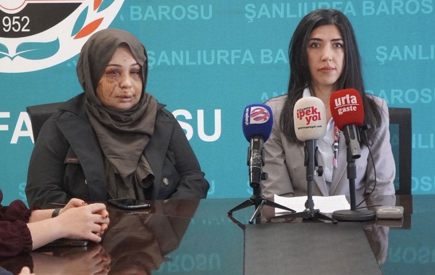 Darp edilen Fatma Çakmak, Urfa Barosu Kadın Hakları Merkezi avukatlarıyla birlikte açıklama yaptı. / Foto: Sosyal medya