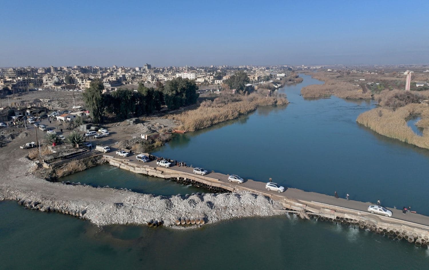 هێزەکانی سوپای عەرەبیی سووریا دەچنە نێو دێرەزوور. وێنە: AFP