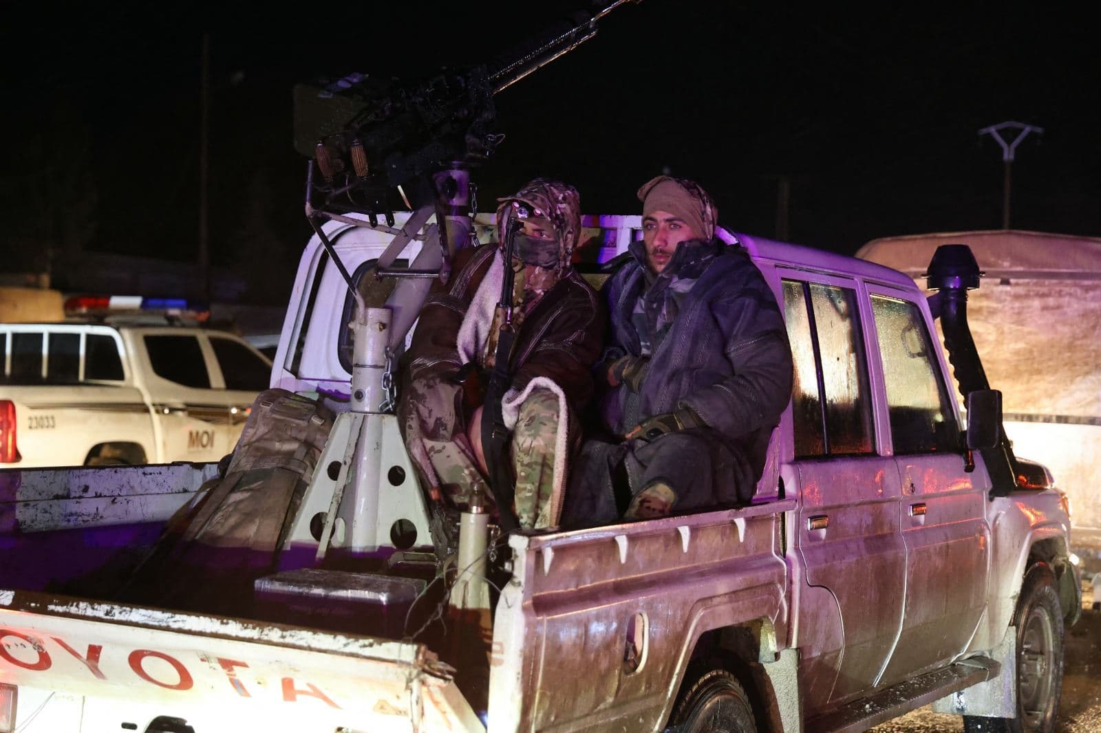 Syrian Arab Army forces escort Kurdish-led Syrian Democratic Forces (SDF) forces as they withdraw from al-Aqtan prison on the outskirts of the northeastern city of Raqa, bound for Kobani, on January 23, 2026. Photo: AFP