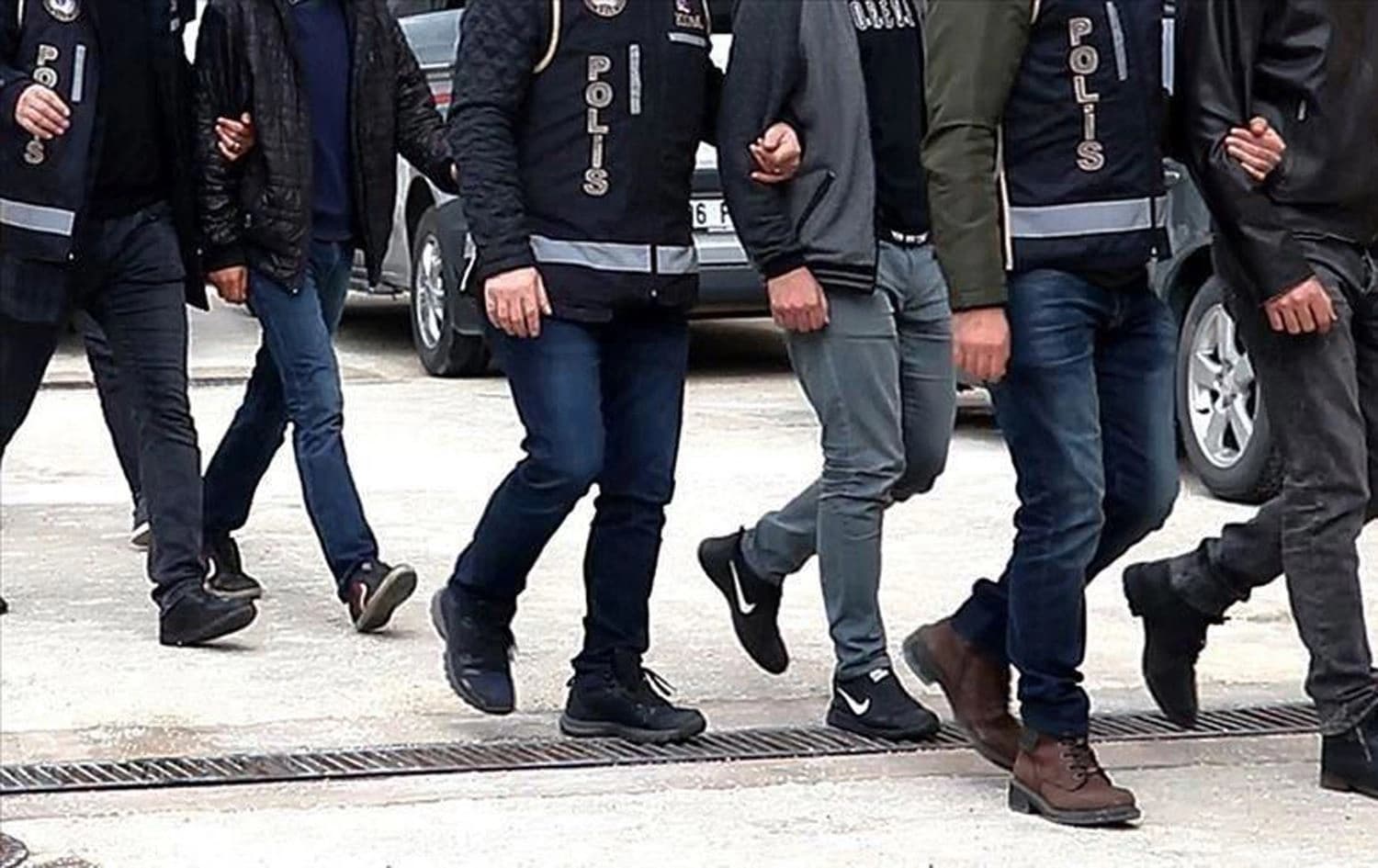 دیمەنێکی ئەرشیڤی؛ پۆلیسی تورکیا لە کاتی دەستگیرکردنی چەند تۆمەتبارێکدا