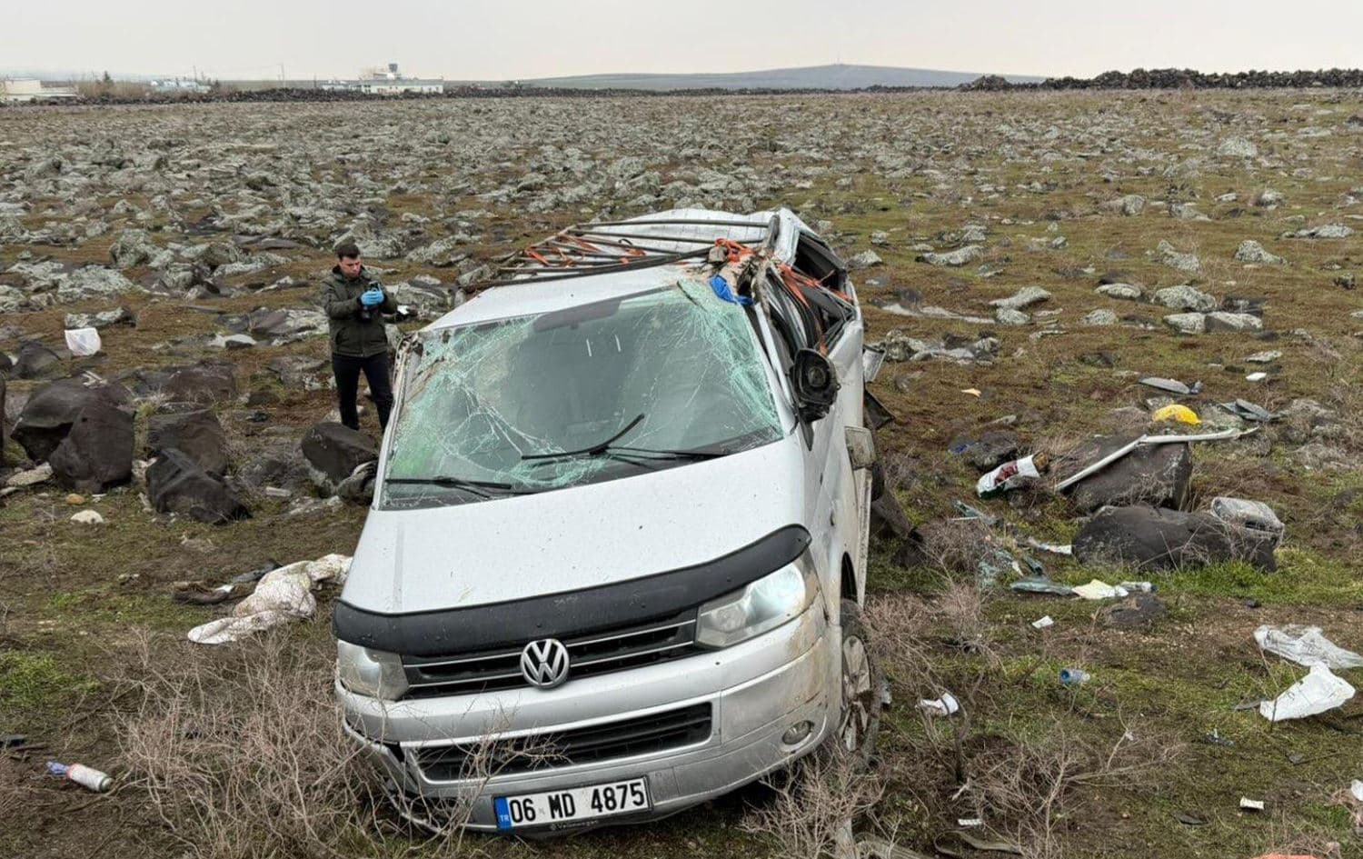 Dîmenê otomobîla ku ji rê derketiye