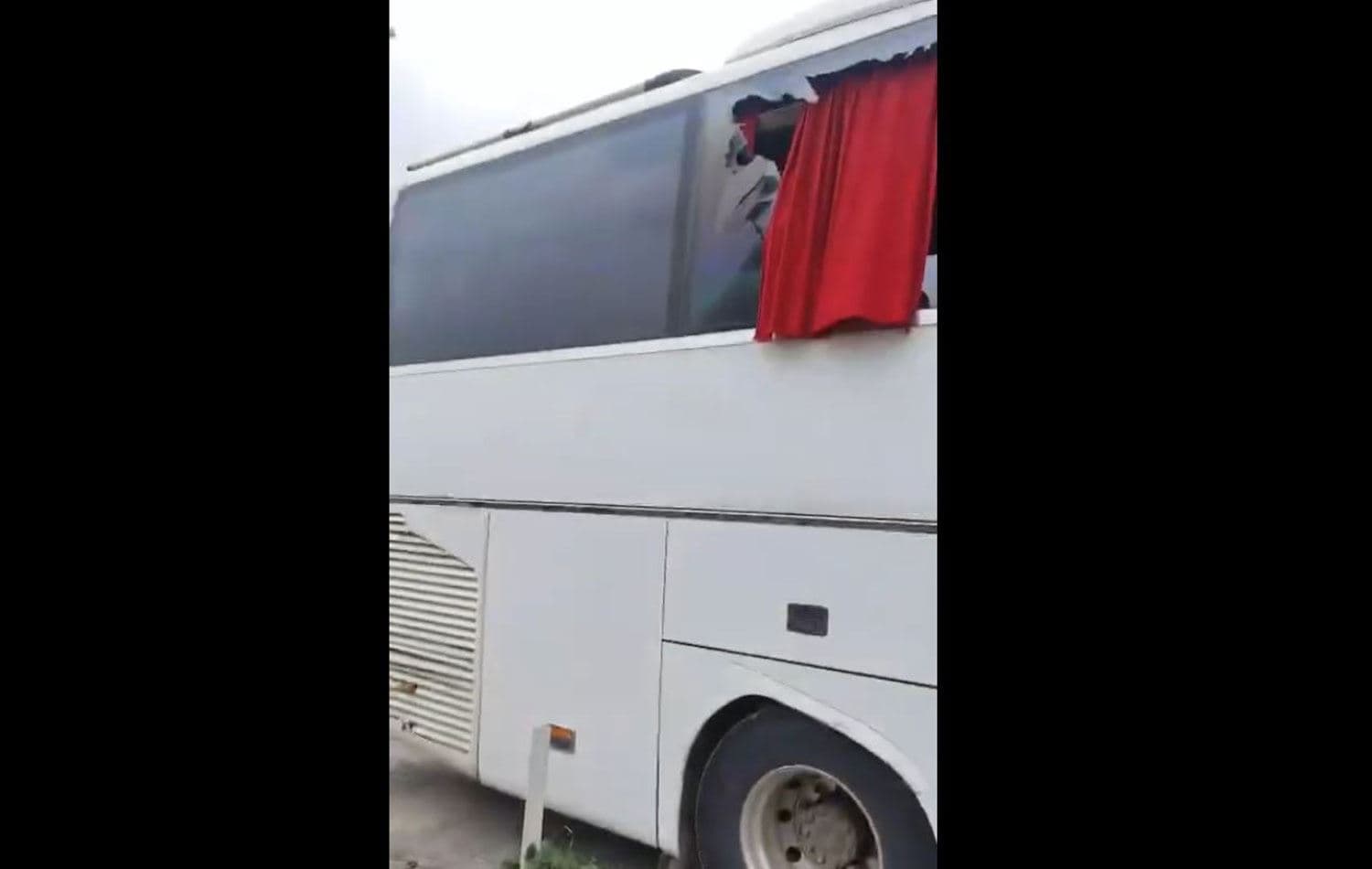 Otobusa alîgirên Batman Petrolsporê ya ku rastî êrişê hat / Wêne: Ji vêdeoyê