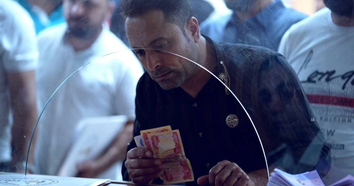 هاووڵاتییەک لە بەڕێوەبەرایەتیی هاتووچۆ پارەی سەرپێچی دەدات؛ وێنە: ئەرشیڤی حکومەتی هەرێمی کوردستان