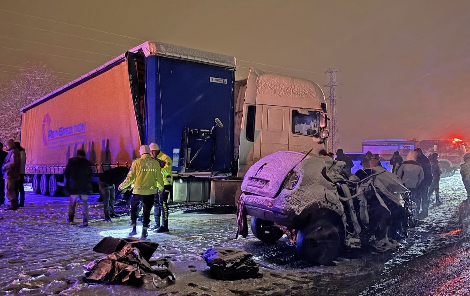 Otomobîlek li barhilgirekê qelibî / Wêne: AA