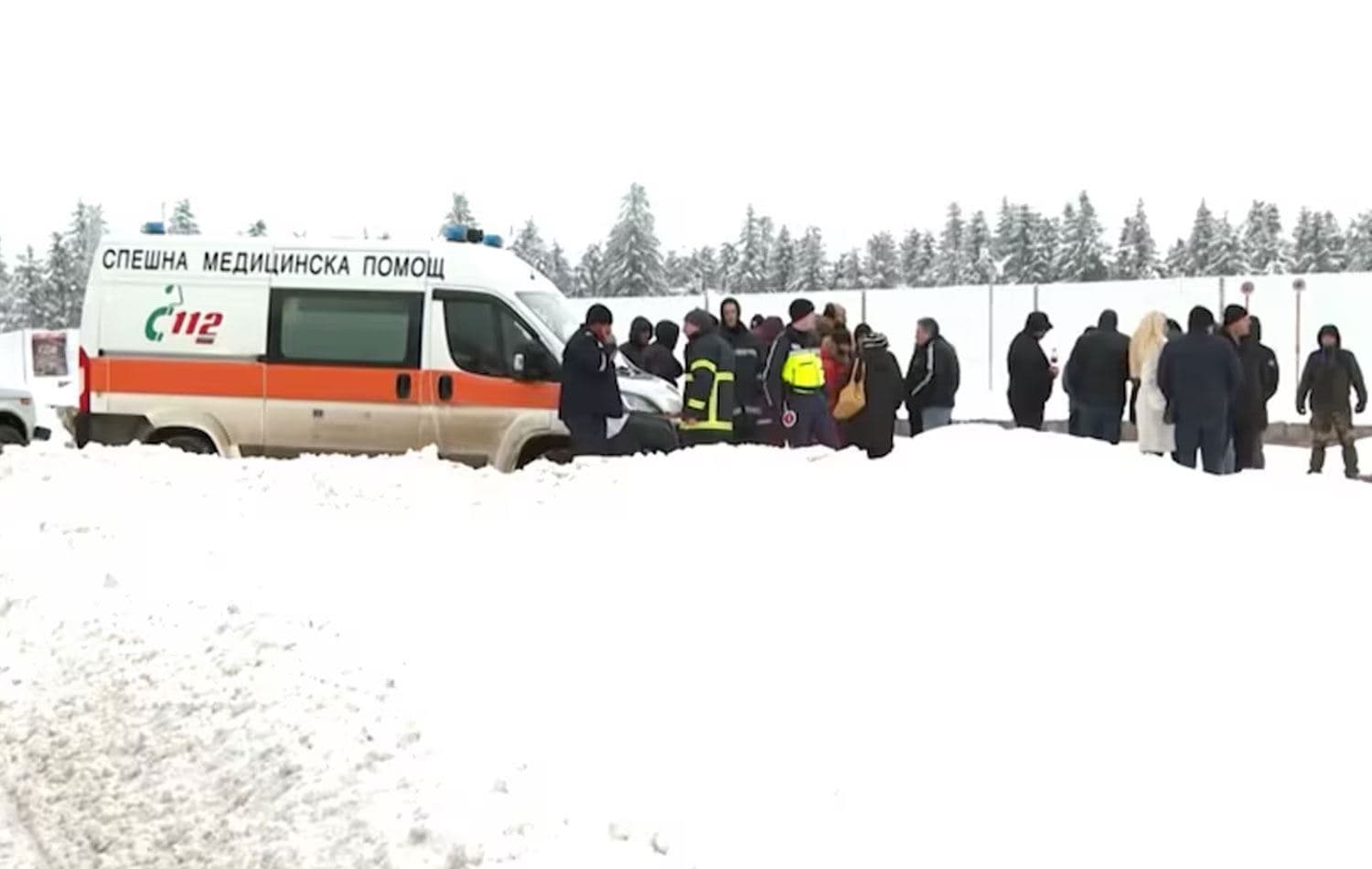 Olay yerine giden acil servis ekipleri. / Foto: Ekran alıntısı / Reuters