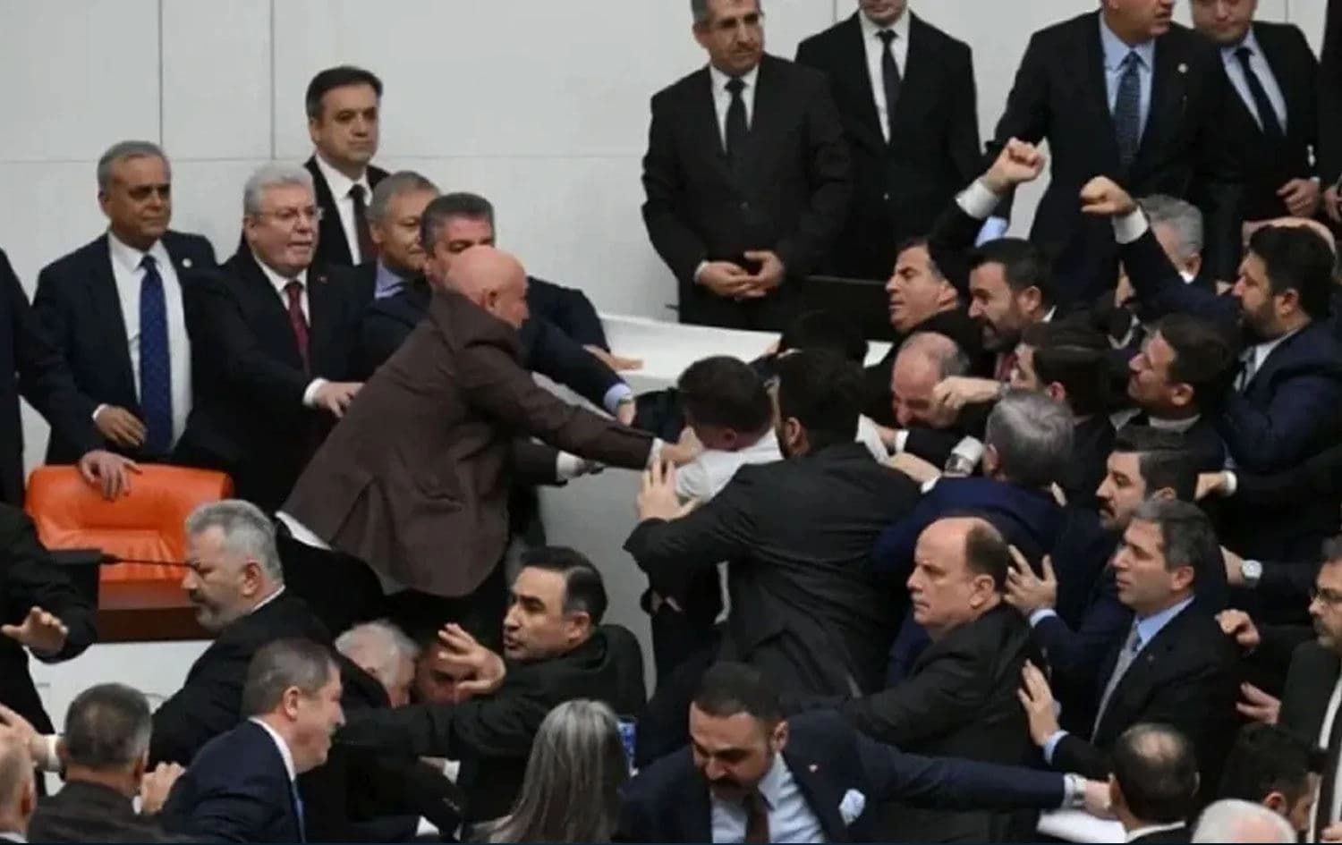 Türkiye Büyük Millet Meclisi (TBMM) Genel Kurulu’nda yeni kabine üyelerinin yemin töreni sırasında gerginlik çıktı