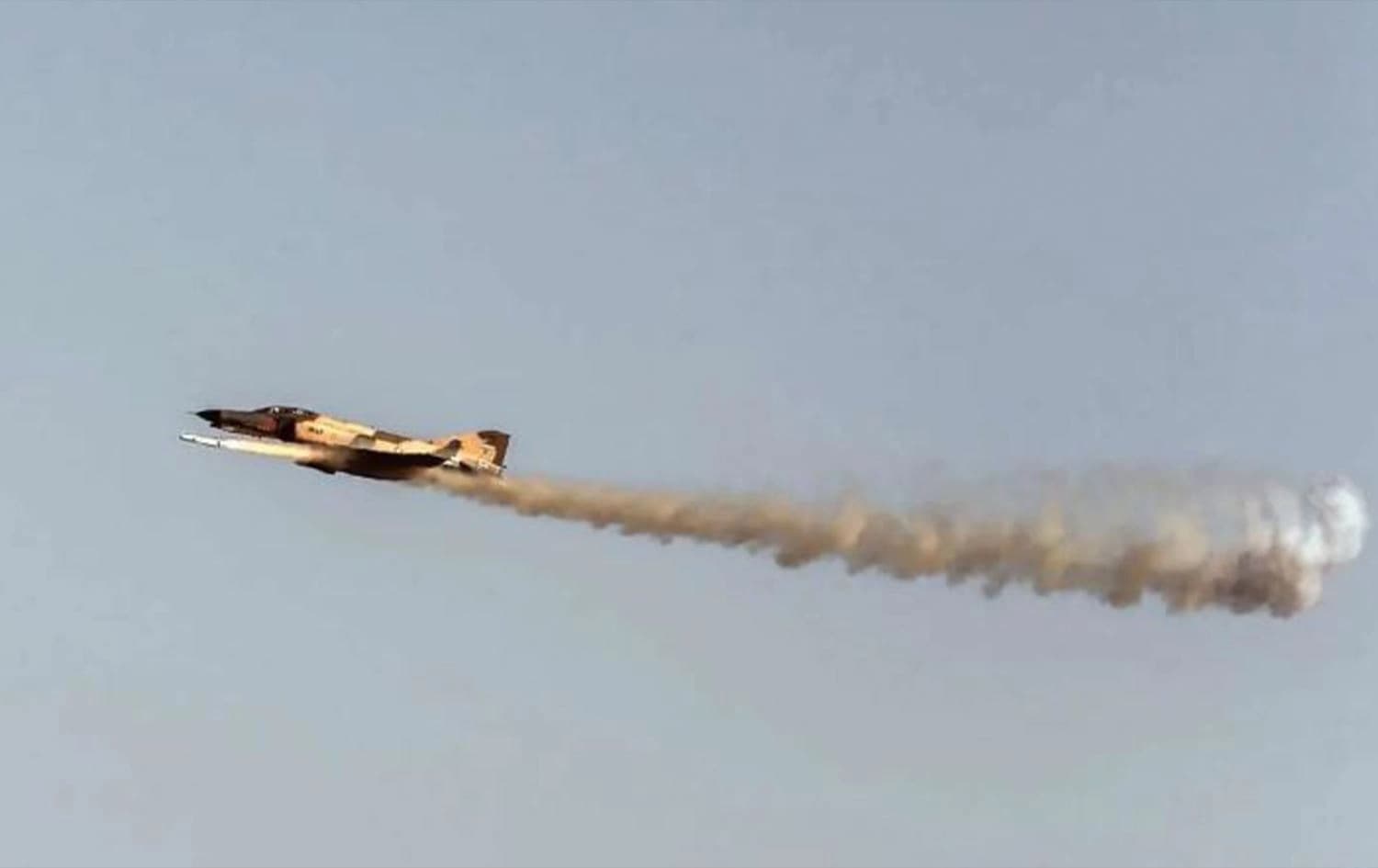 İran'da askeri eğitim uçağı düştü: Pilot hayatını kaybetti