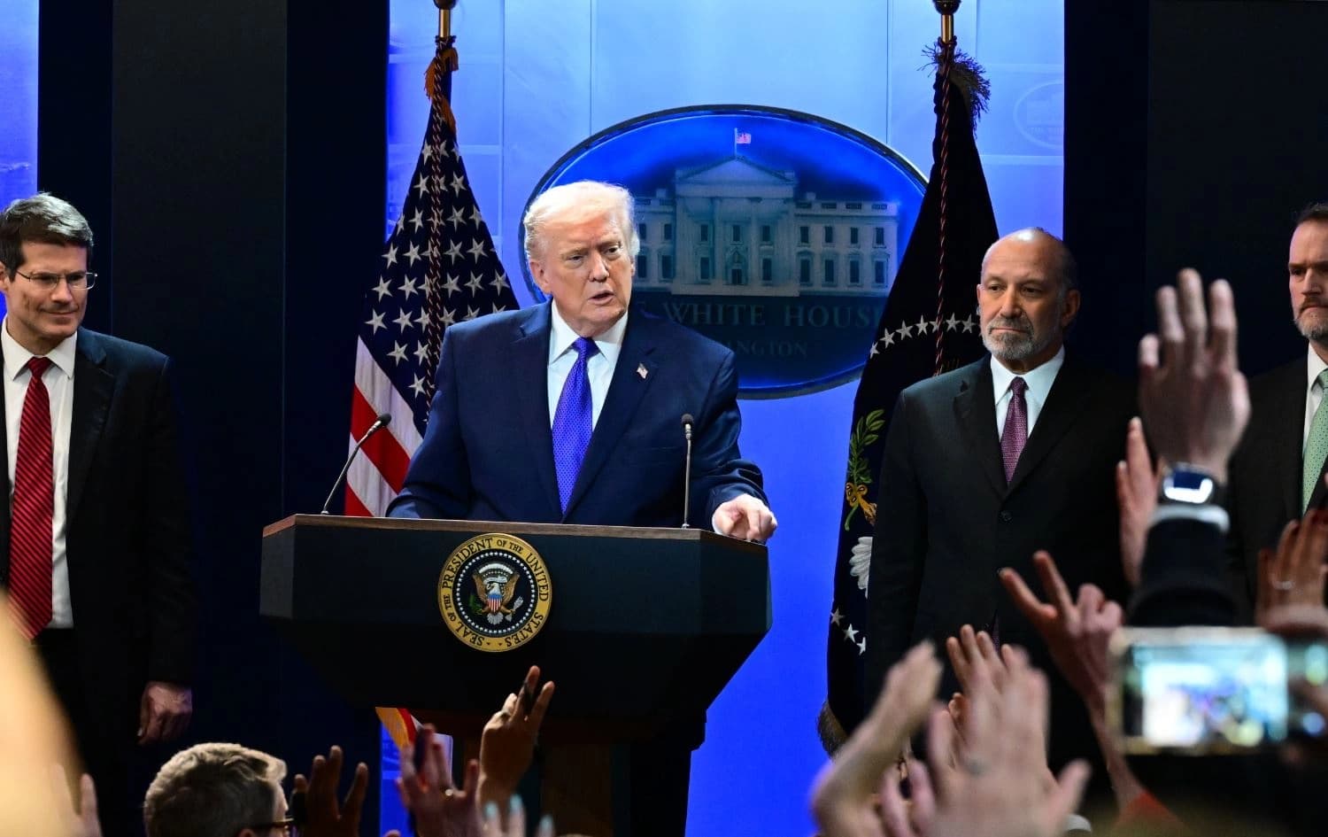 Foto: ABD Başkanı Donald Trump, ABD Yüksek Mahkemesinin Trump’ın ek gümrük tarifelerine karşı verdiği kritik kararın ardından başkent Washington'daki Beyaz Saray'da basın toplantısı düzenledi/AA