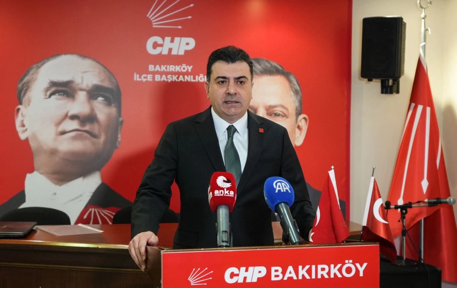 CHP Genel Başkan Yardımcısı ve Parti Sözcüsü Zeynel Emre, partisinin Bakırköy İlçe Başkanlığı'nda toplantı düzenledi. / Foto: AA