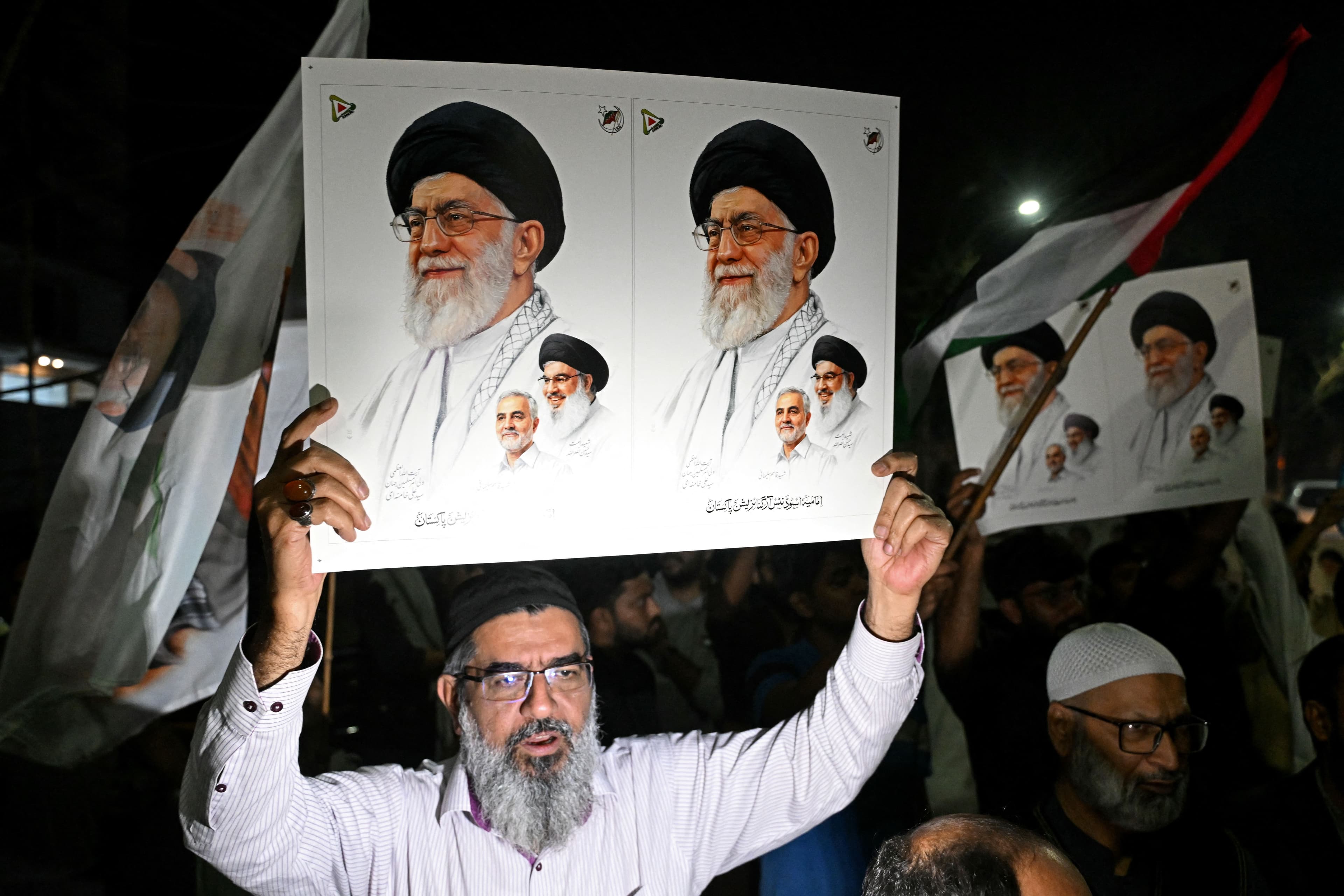 Pakistani Shiite Muslims hold posters of Iran's supreme leader Ayatollah Ali Khamenei to condemn the US-Israel attack on Iran, during a protest in Lahore on February 28, 2026. Photo: AFP