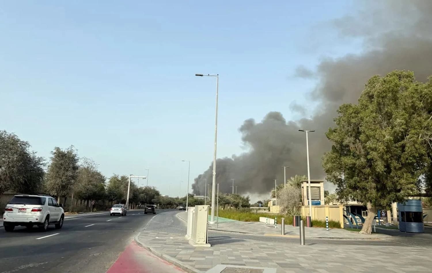 Foto: ABD ve İsrail'in İran'a yönelik saldırılarının ardından, İran'ın düzenlediği saldırı sonrası Zayed Limanı'ndan dumanlar yükseliyor, Abu Dabi, Birleşik Arap Emirlikleri, 1 Mart 2026. (Fotoğraf: REUTERS/Abdelhadi Ramahi)