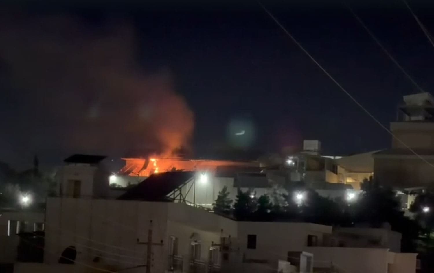 دیمەنی بەرزبوونەوەی ئاگر لەو شوێنەی سلێمانی کە هێرش کرایە سەری