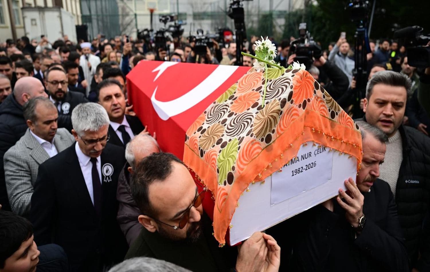 17 yaşındaki çocuk tarafından bıçakla öldürülen öğretmenin tabutu omuzlarda taşındı / Fotoğraf: AA