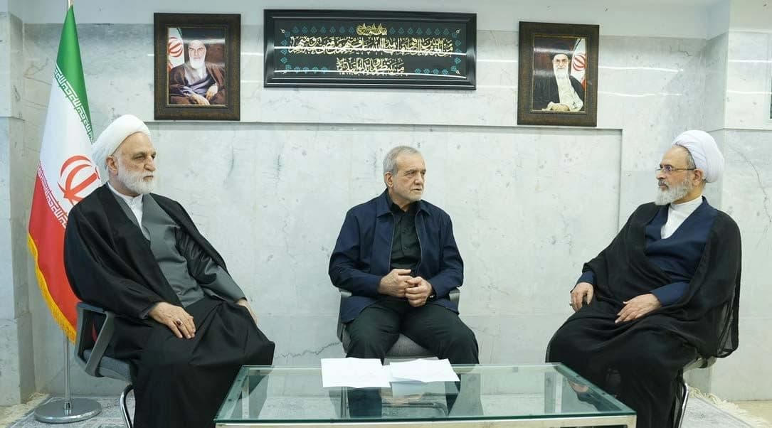 دیمەنی کۆبوونەوەیەکی پێشتری ئەنجوومەنی کاتیی رێبەریی ئێران.