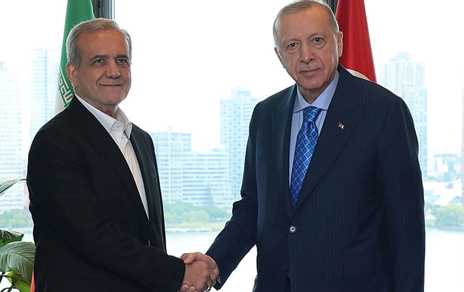 Erdoğan-Pezeşkiyan görüşmesi: İran füze saldırılarını reddetti