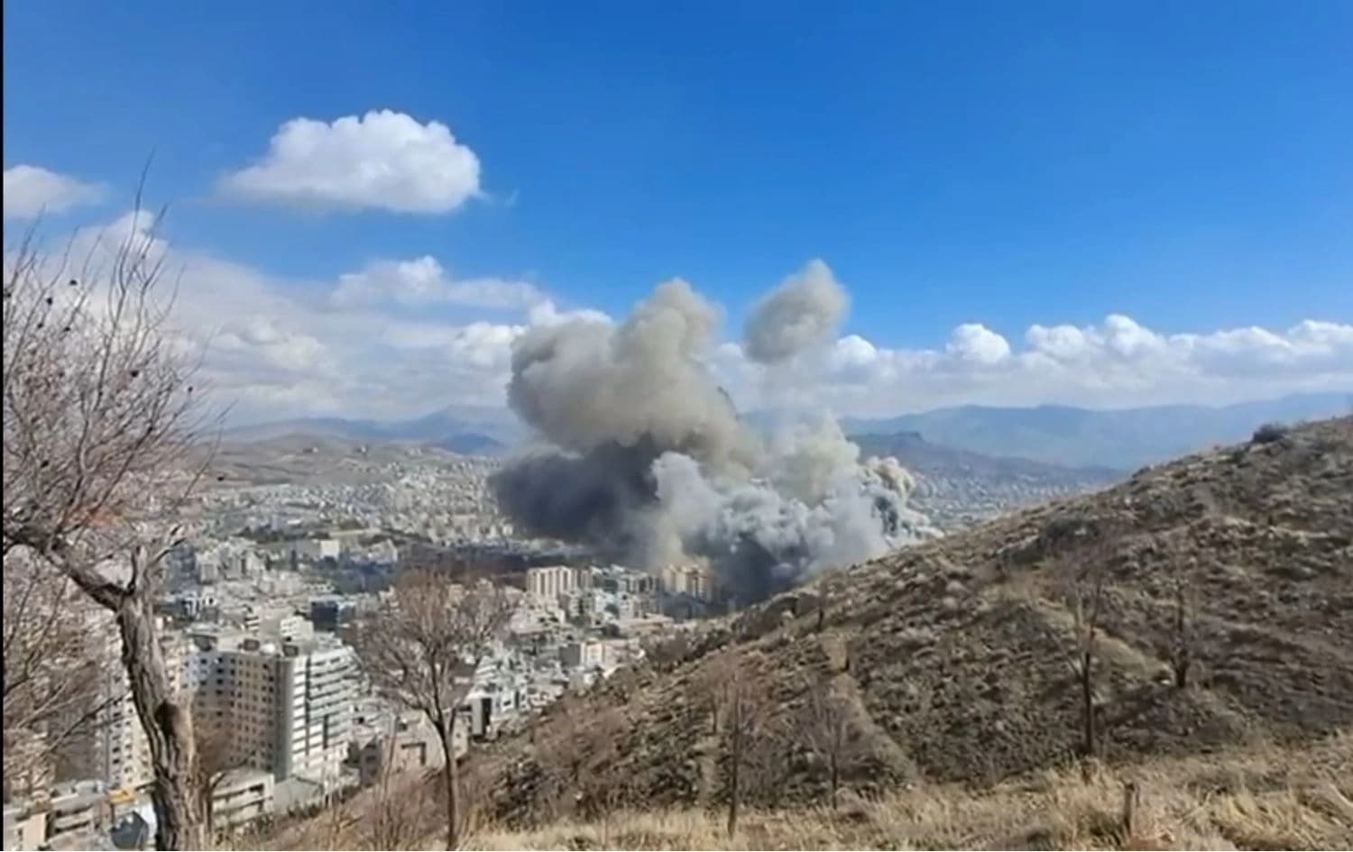 دیمەنی بۆردومانێکی شاری سنە لەلایەن سوپای ئیسرائیل و ئەمریکا. وینەکە تەنیا بۆ روونکردنەوەیە