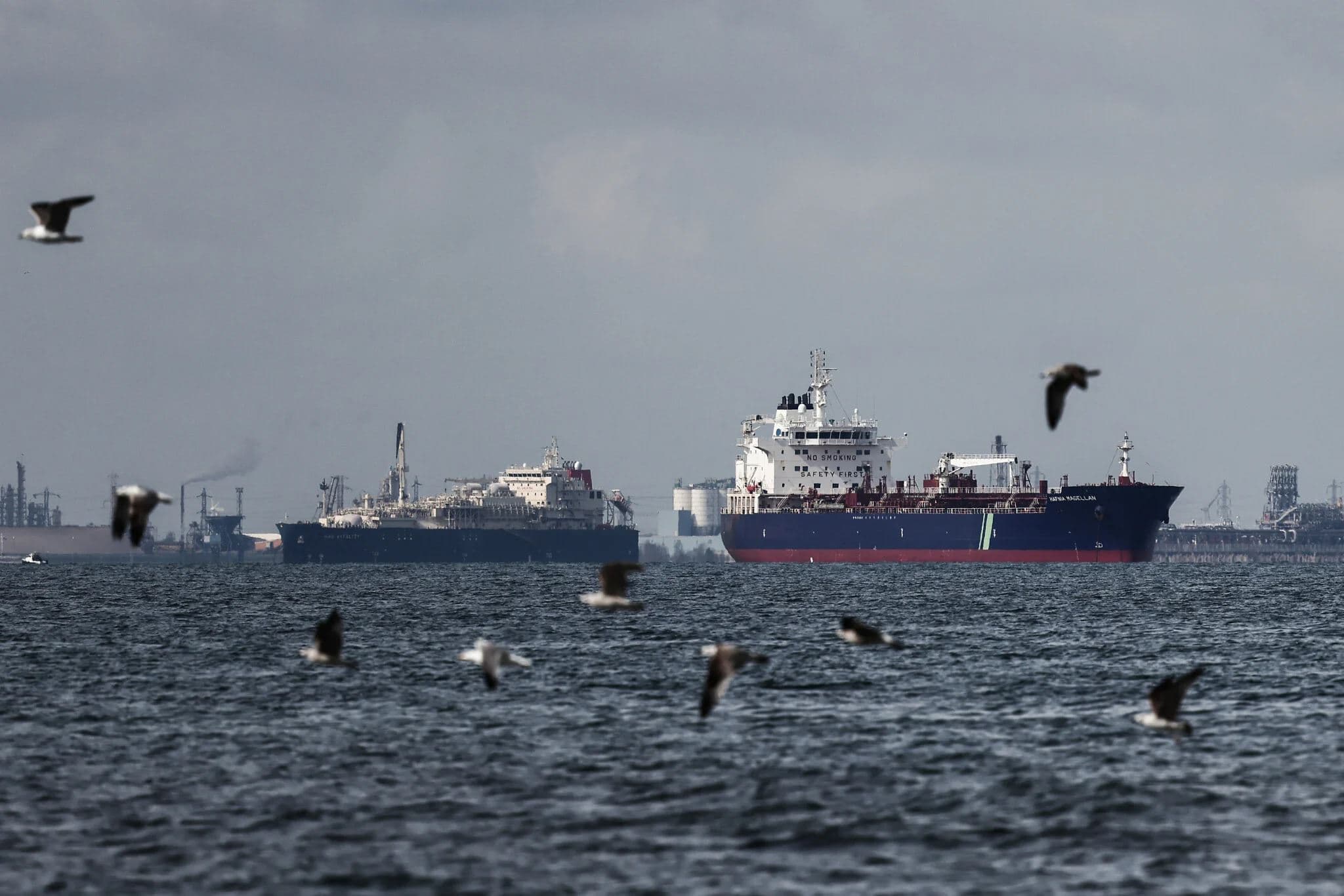 Smoke rising from the Thai bulk carrier ‘Mayuree Naree’ near the Strait of Hormuz after an attack on March 11, 2026. Photo: AFP