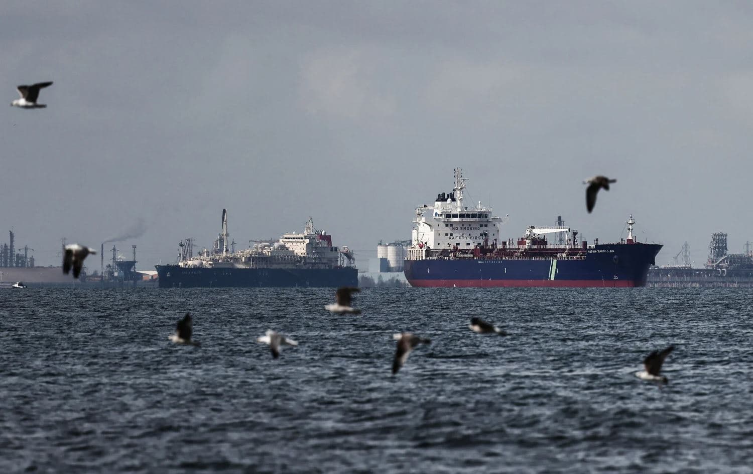 Smoke rising from a Thai bulk carrier near the Strait of Hormuz after an attack on March 11, 2026. Photo: AFP