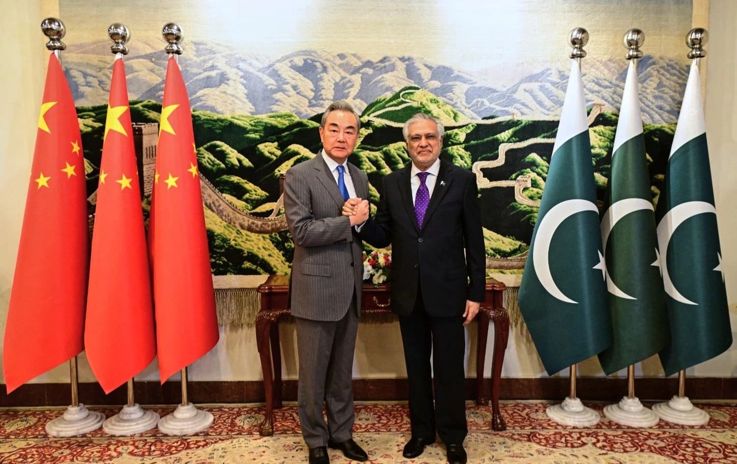 Çin Dışişleri Bakanı Wang Yi ve Pakistan Dışişleri Bakanı İshak Dar