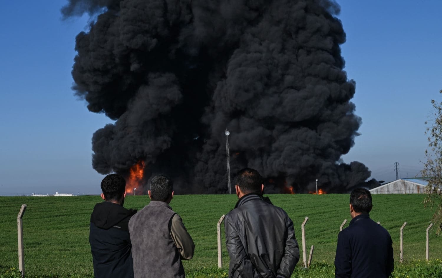 Dîmenê dema êrişekê li ser ambarekê rûnê otomobîlan li Hewlêrê \ Wêne: Rûdaw