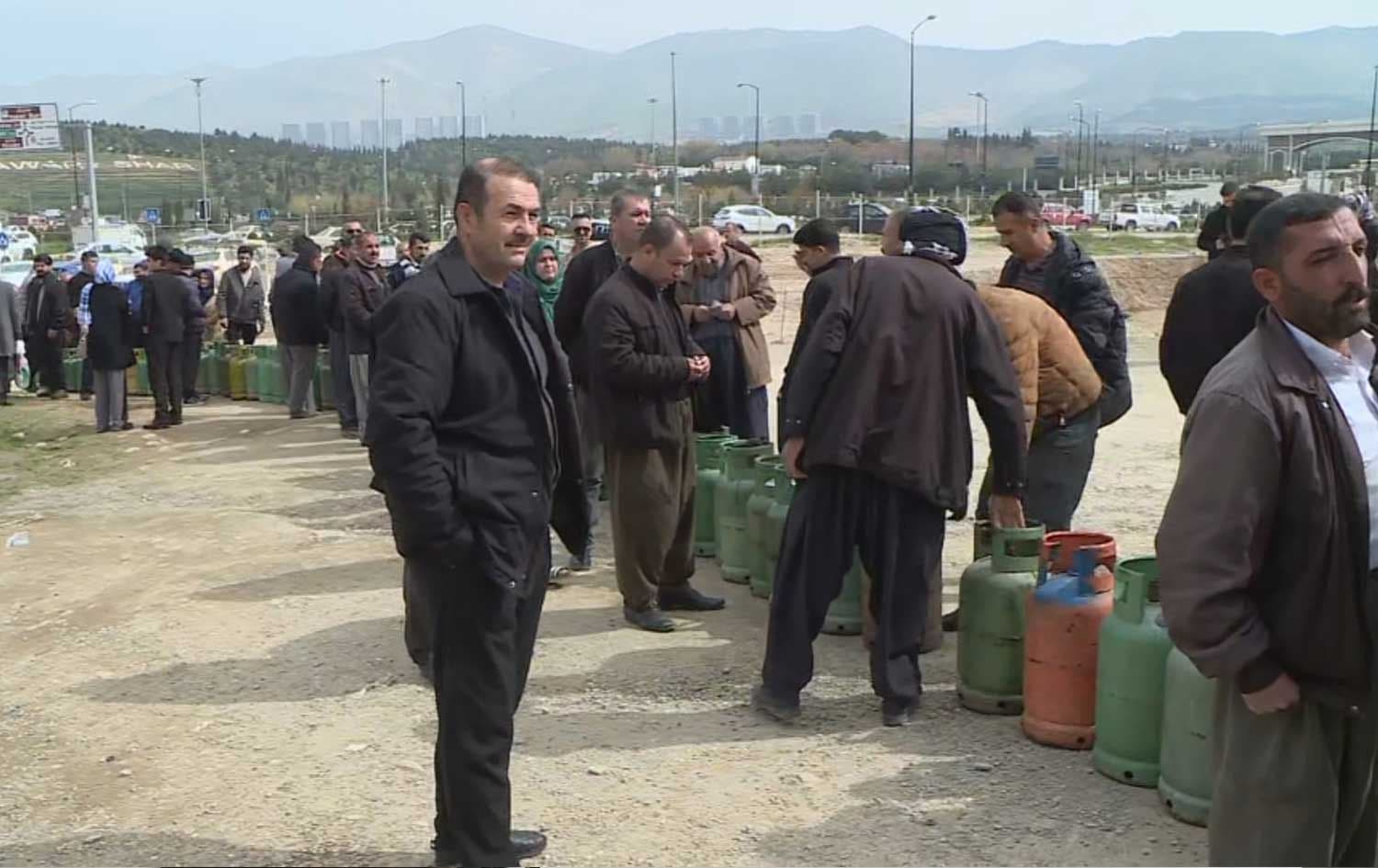 Residents of Sulaimani wait in long queues for hours to obtain subsidized gas cylinders on April 2, 2026. Photo: Screengrab/ Rudaw