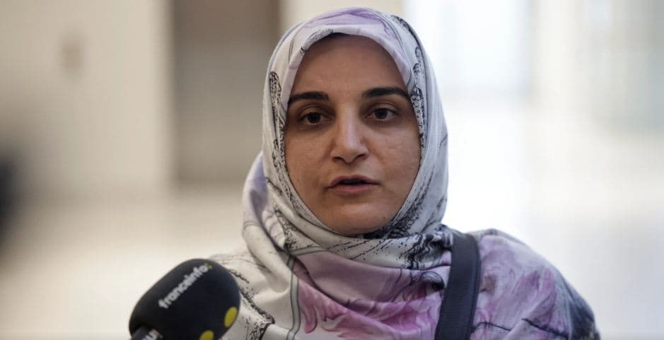 Iranian national Mahdieh Esfandiari speaks to the press as she arrives for her trial on charges of promoting terrorism on social media at Paris courthouse on January 13, 2026. Photo: AFP