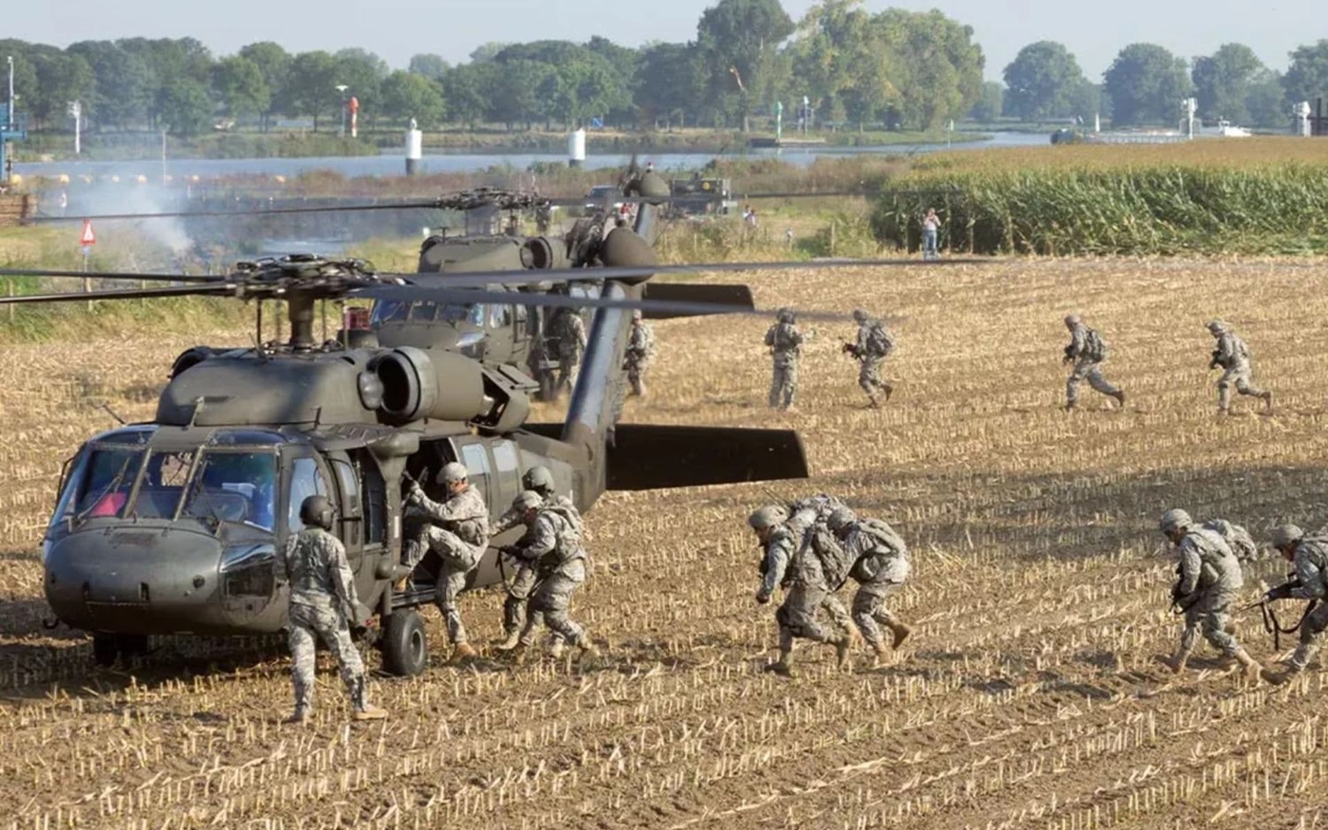 ABD’li yetkililer, Pentagon'un önümüzdeki günlerde Ortadoğu'ya binlerce ek asker göndereceğini bildirdi