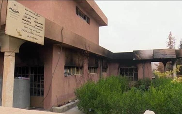 دیمەنی فەرمانگەیەکی تەقتەق کە لە خۆپێشاندانەکانی ساڵی 2017 هێرشی کرایەسەر