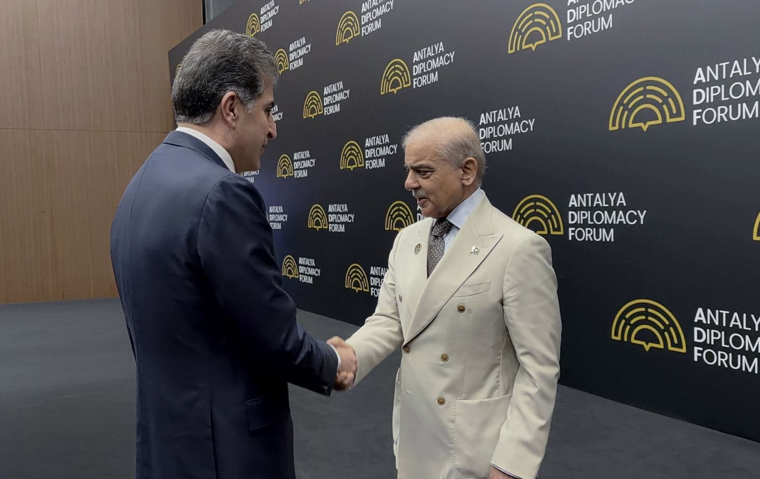 نێچیرڤان بارزانی، سەرۆکی هەرێمی کوردستان و شەهباز شەریف، سەرۆکوەزیرانی پاکستان. وێنە: هەژماری فەرمیی نێچیرڤان بارزانی لە تویتەر