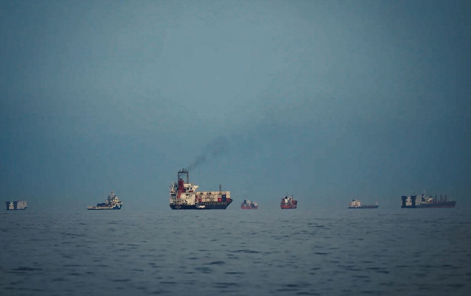 Oil tankers and cargo ships line up in the Strait of Hormuz as seen from Khor Fakkan, United Arab Emirates, Wednesday, March 11, 2026. Photo: AP