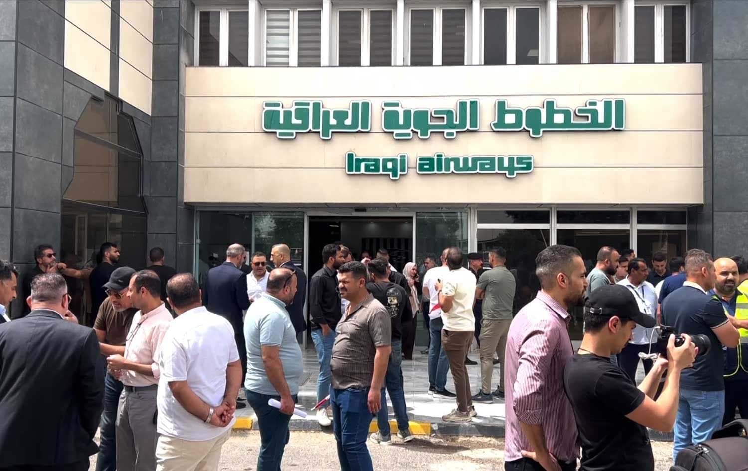 Pilots and employees of Iraqi Airways stage a protest outside the company’s headquarters in Baghdad on April 19, 2026. Photo: Screengrab/Rudaw