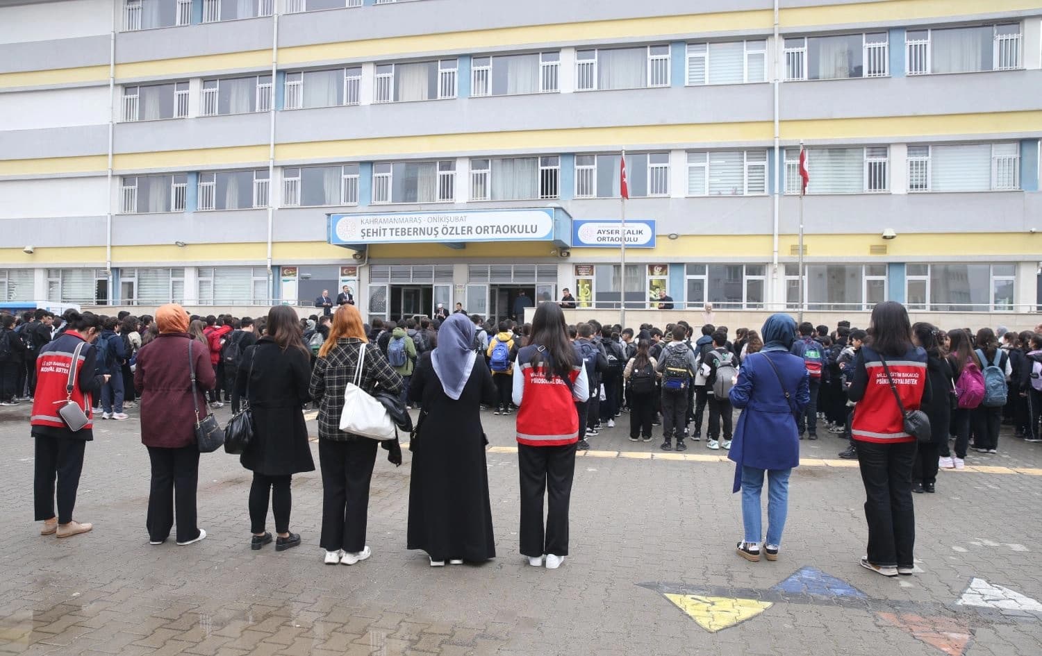 Maraş'ta 15 Nisan'da Ayser Çalık Ortaokulu'na gerçekleştirilen silahlı saldırıda hayatını kaybeden öğretmen ve öğrenciler için okullarda anma programı düzenlendi./ AA